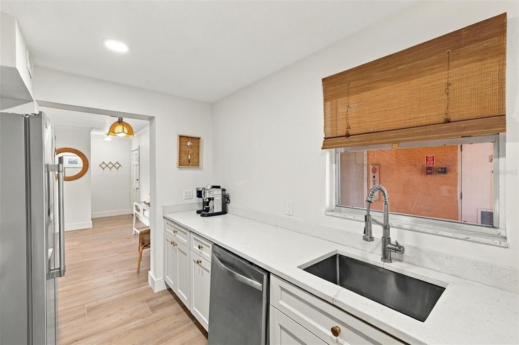 For Sale: $319,000 (1 beds, 1 baths, 698 Square Feet)