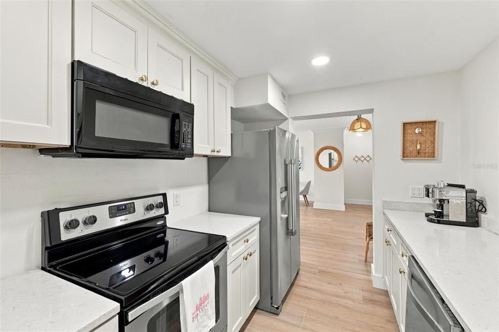 For Sale: $319,000 (1 beds, 1 baths, 698 Square Feet)