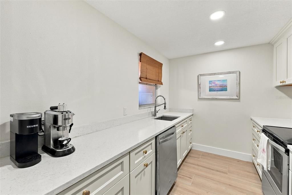 For Sale: $319,000 (1 beds, 1 baths, 698 Square Feet)