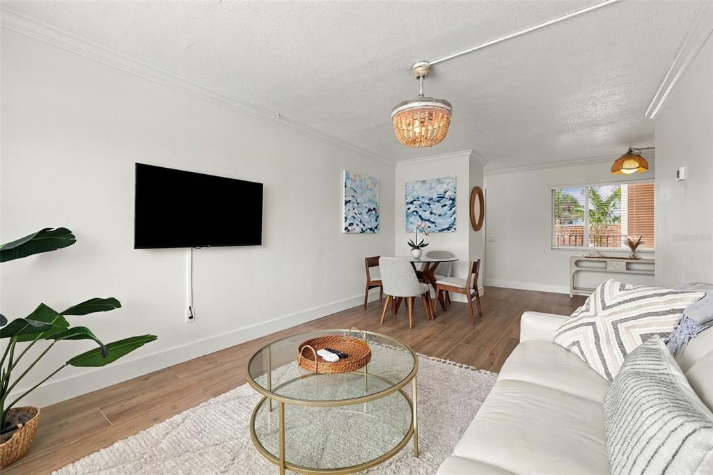 For Sale: $319,000 (1 beds, 1 baths, 698 Square Feet)