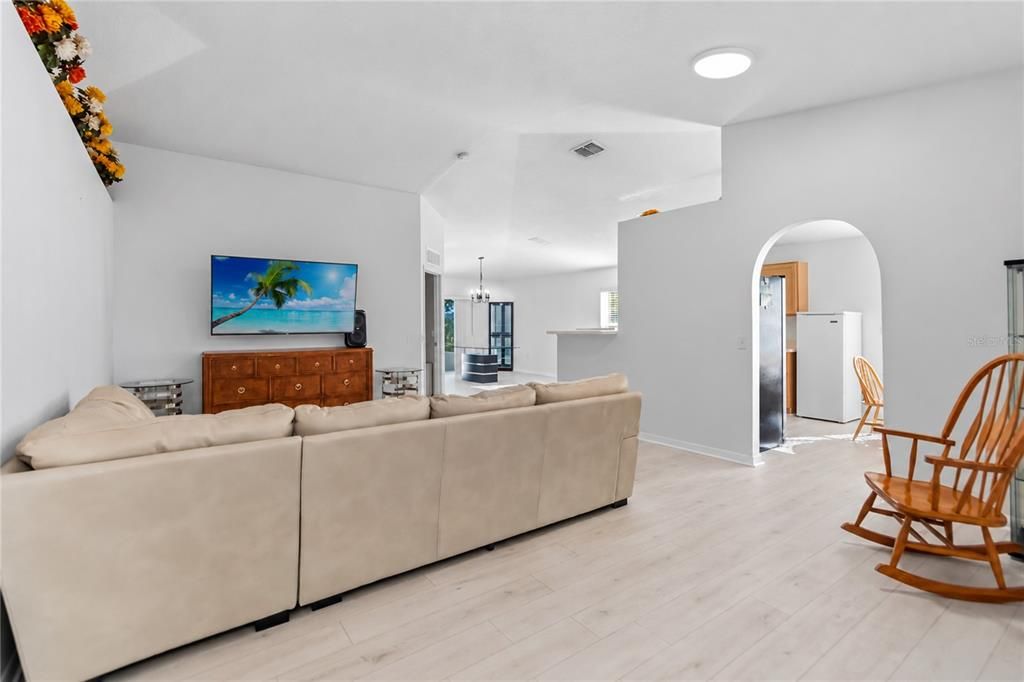For Sale: $335,000 (3 beds, 2 baths, 1483 Square Feet)
