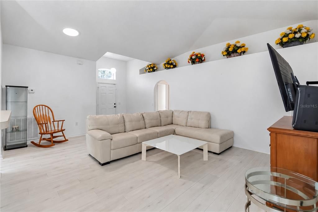 For Sale: $335,000 (3 beds, 2 baths, 1483 Square Feet)