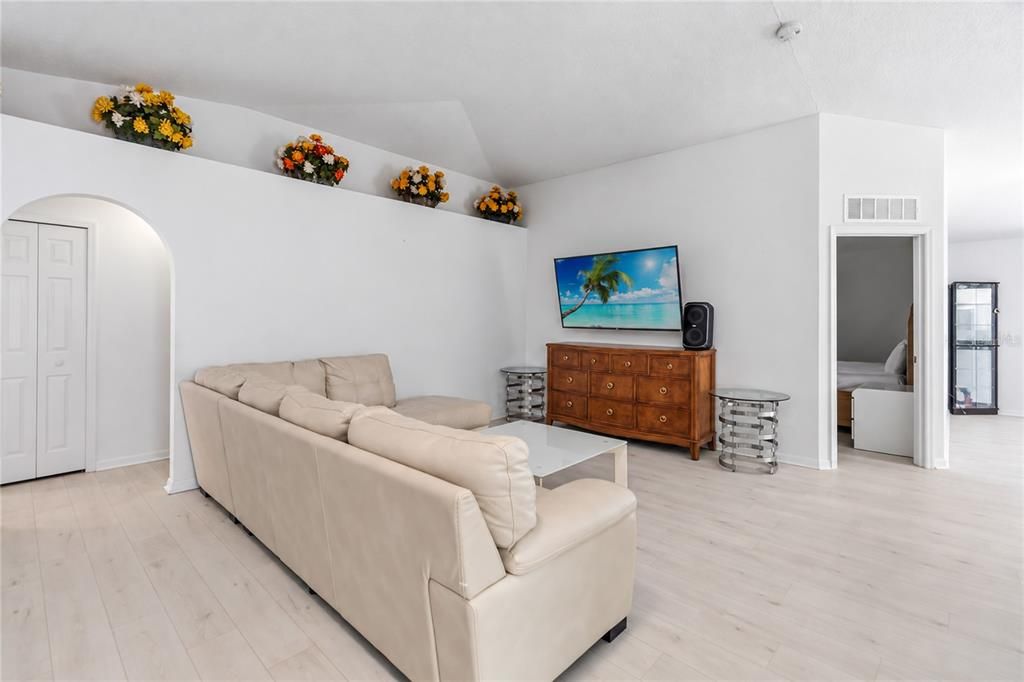 For Sale: $335,000 (3 beds, 2 baths, 1483 Square Feet)