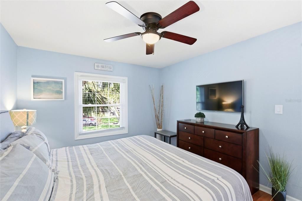 For Sale: $229,000 (1 beds, 1 baths, 668 Square Feet)