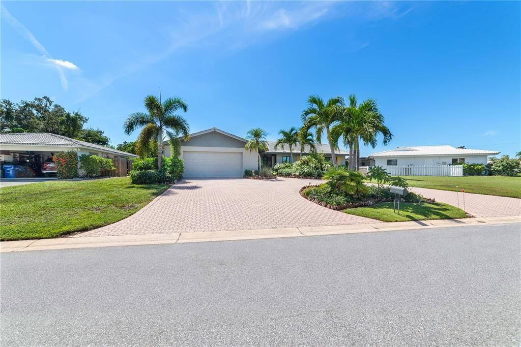 For Sale: $599,900 (2 beds, 2 baths, 1495 Square Feet)