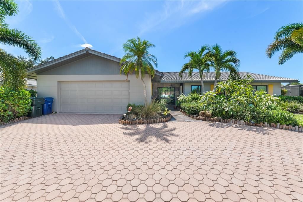 For Sale: $599,900 (2 beds, 2 baths, 1495 Square Feet)