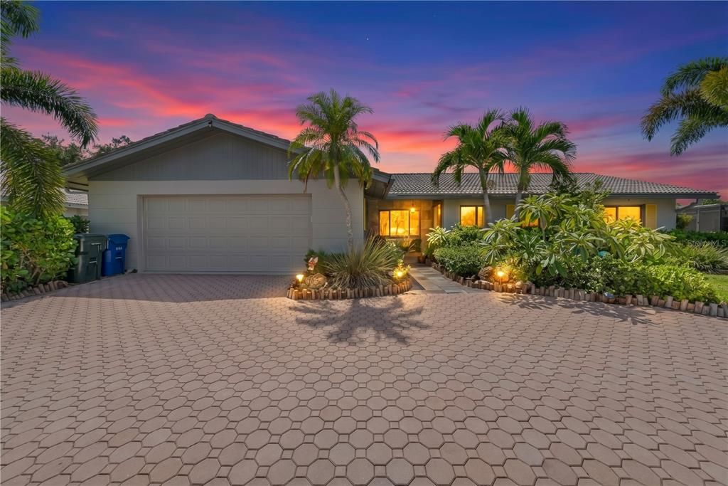 For Sale: $599,900 (2 beds, 2 baths, 1495 Square Feet)