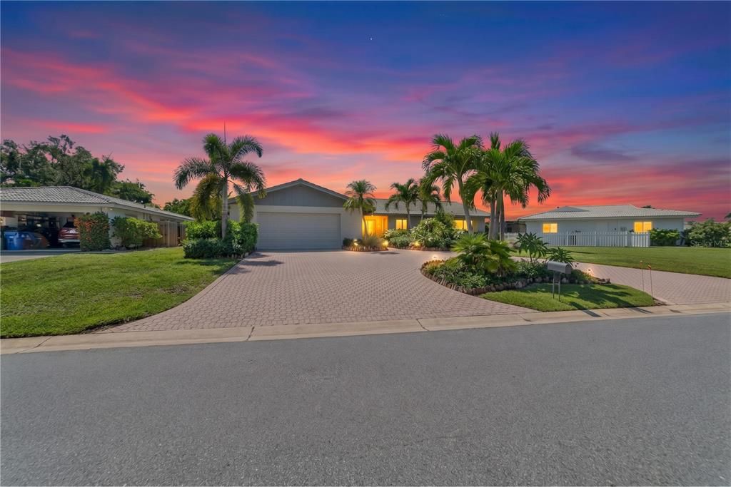 For Sale: $599,900 (2 beds, 2 baths, 1495 Square Feet)