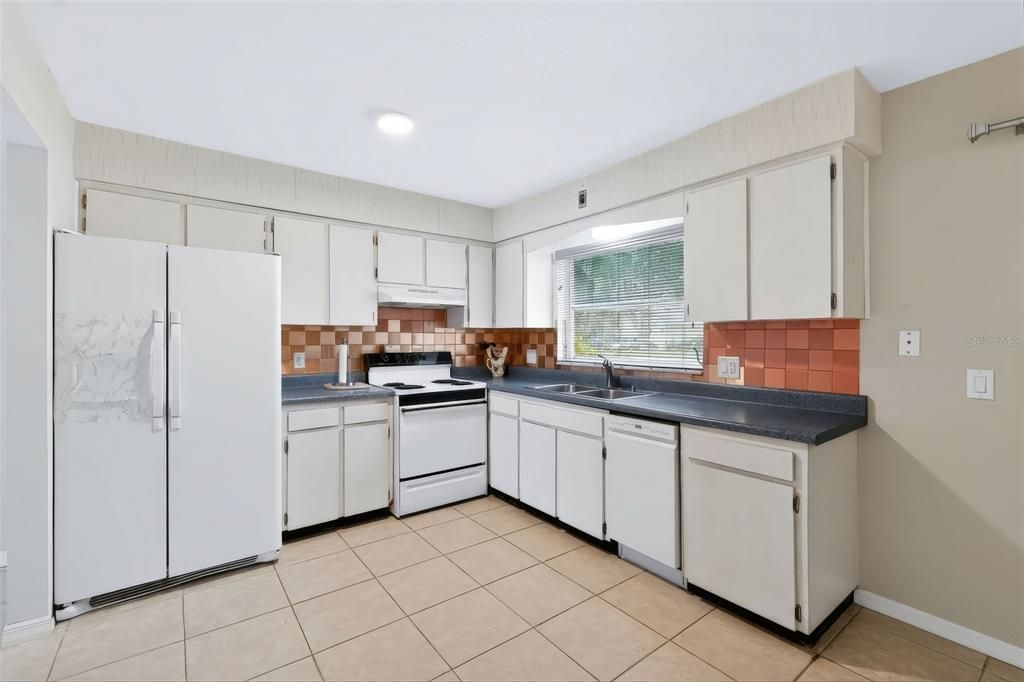 На продажу: $199,900 (2 спален, 2 ванн, 999 Квадратных фут)