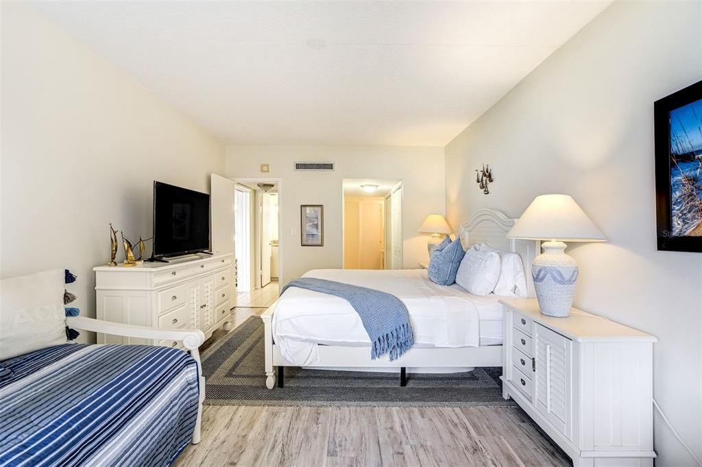 For Sale: $425,000 (1 beds, 1 baths, 1060 Square Feet)