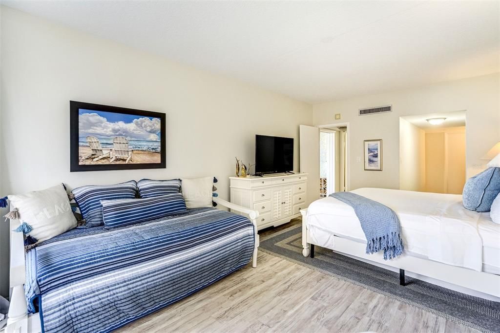 For Sale: $425,000 (1 beds, 1 baths, 1060 Square Feet)