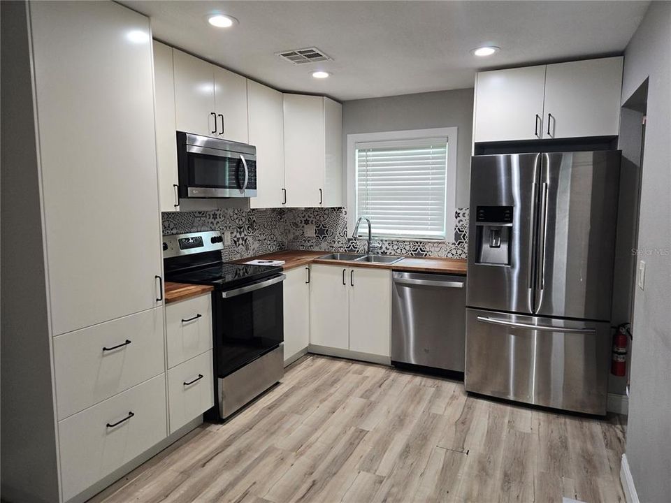 For Rent: $1,900 (2 beds, 1 baths, 804 Square Feet)