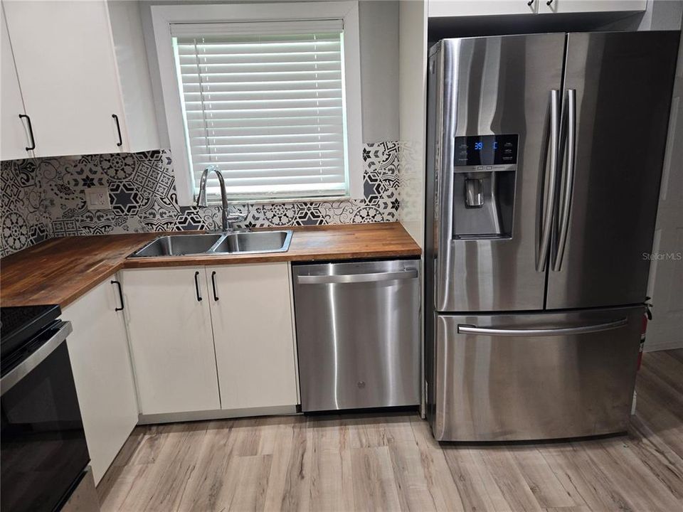 For Rent: $1,900 (2 beds, 1 baths, 804 Square Feet)