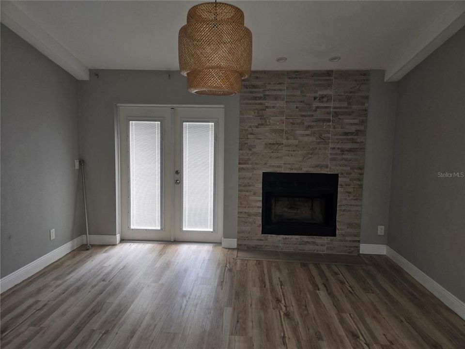 For Rent: $1,900 (2 beds, 1 baths, 804 Square Feet)