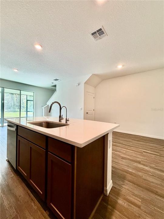 For Rent: $2,150 (3 beds, 2 baths, 1673 Square Feet)