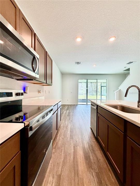 For Rent: $2,150 (3 beds, 2 baths, 1673 Square Feet)