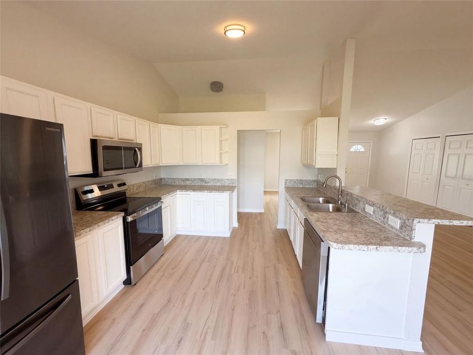 For Sale: $252,000 (3 beds, 2 baths, 1333 Square Feet)
