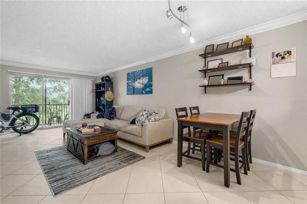 For Sale: $209,000 (2 beds, 2 baths, 989 Square Feet)
