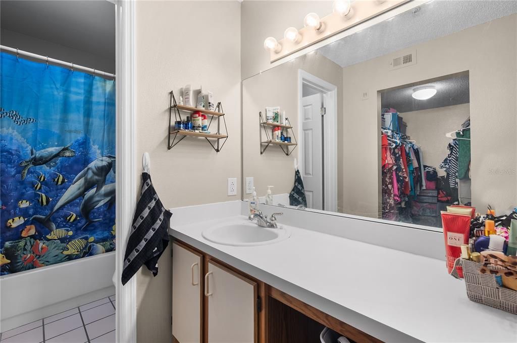 For Sale: $209,000 (2 beds, 2 baths, 989 Square Feet)