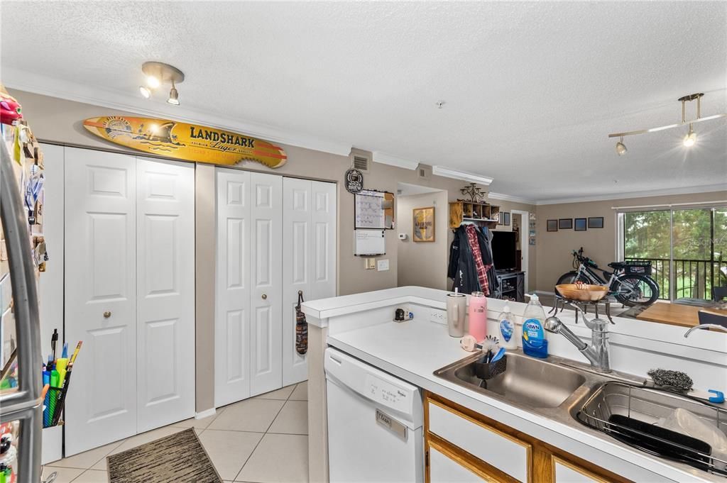 For Sale: $209,000 (2 beds, 2 baths, 989 Square Feet)