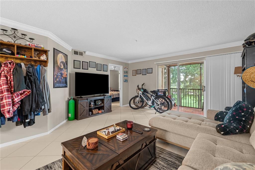 For Sale: $209,000 (2 beds, 2 baths, 989 Square Feet)