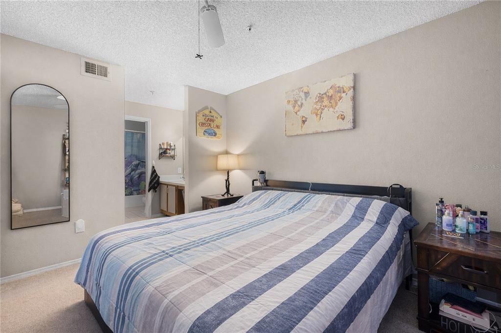 For Sale: $209,000 (2 beds, 2 baths, 989 Square Feet)