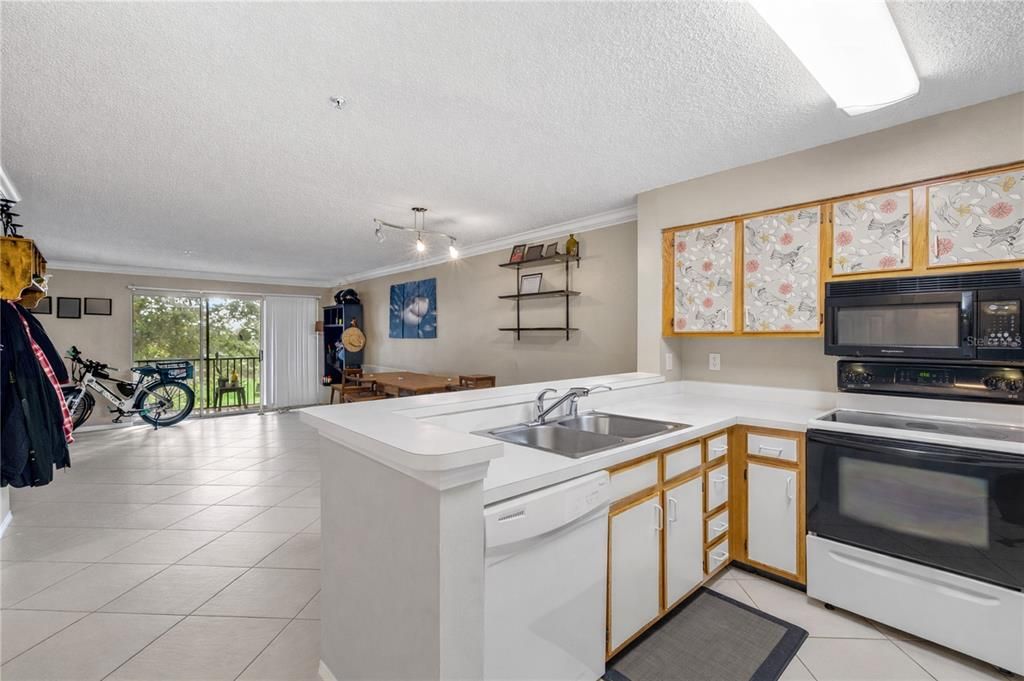 For Sale: $209,000 (2 beds, 2 baths, 989 Square Feet)