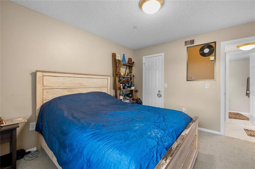 For Sale: $209,000 (2 beds, 2 baths, 989 Square Feet)