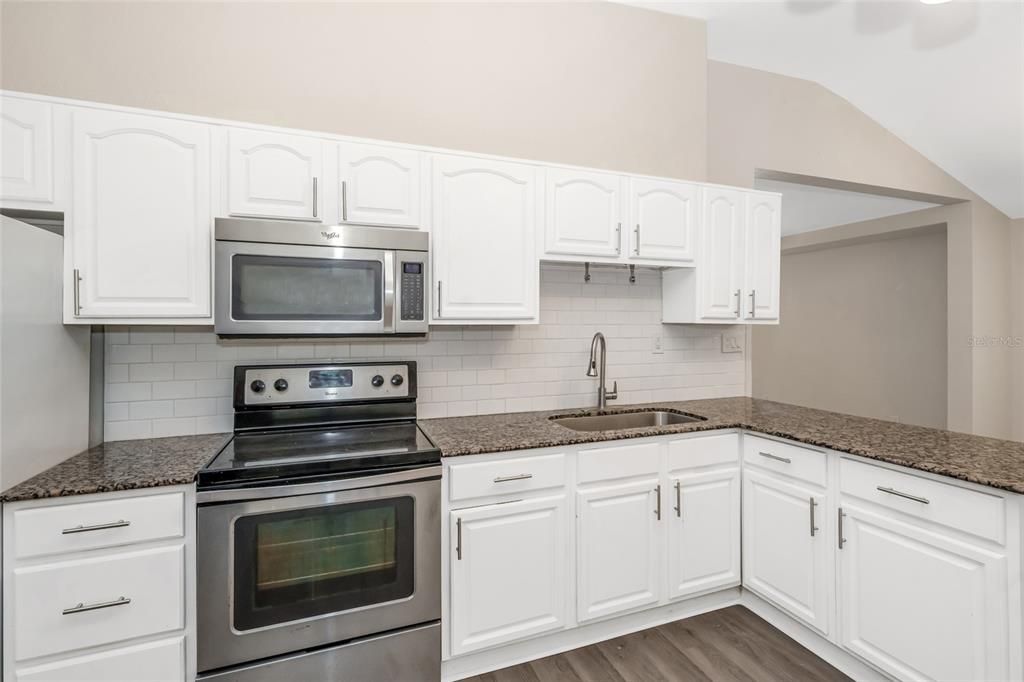 For Sale: $330,000 (3 beds, 2 baths, 976 Square Feet)