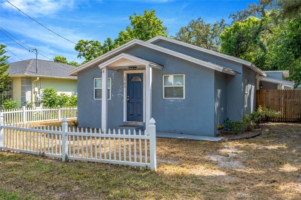 For Sale: $330,000 (3 beds, 2 baths, 976 Square Feet)