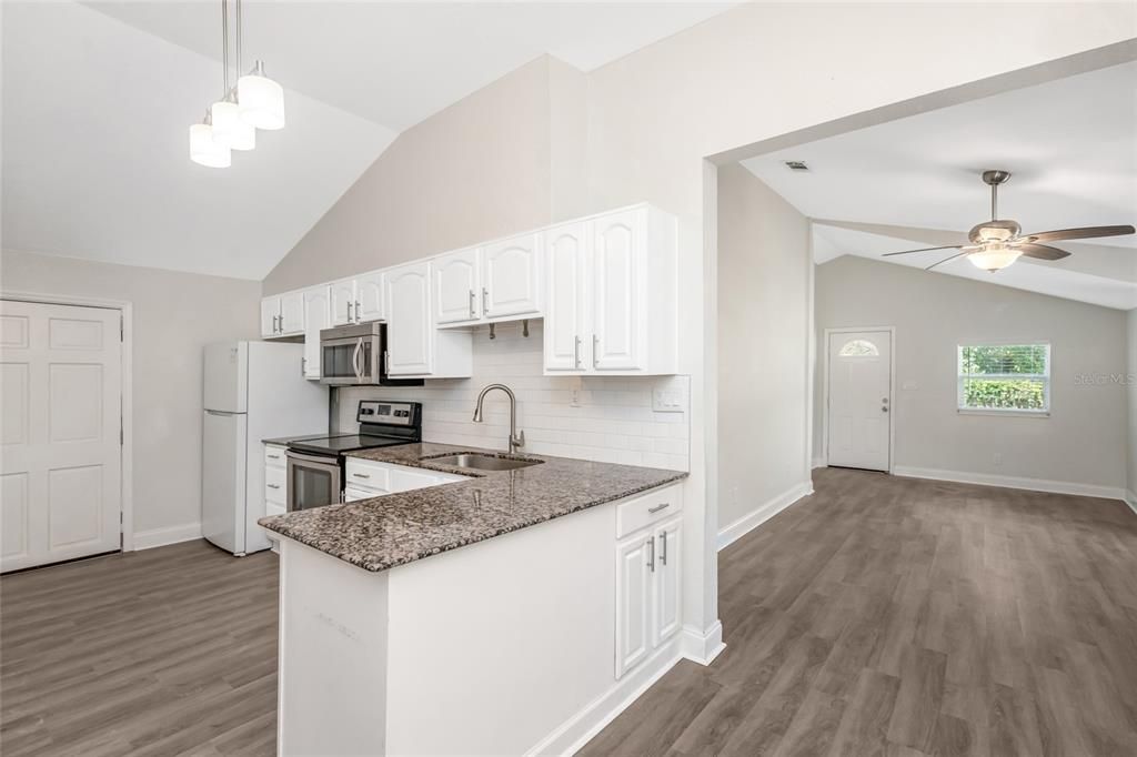 For Sale: $330,000 (3 beds, 2 baths, 976 Square Feet)