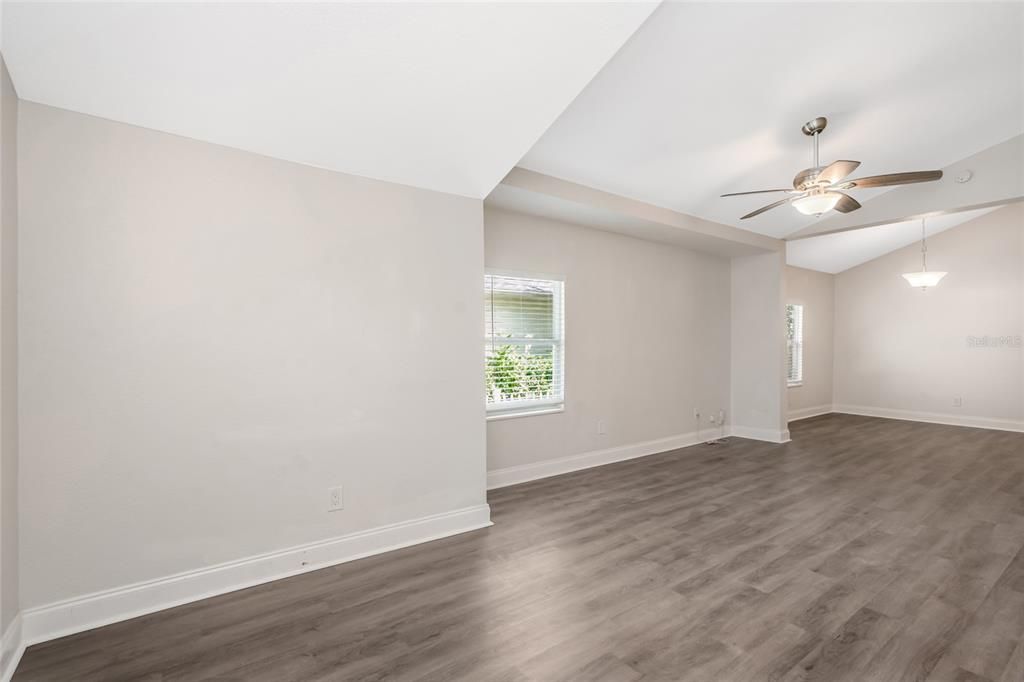 For Sale: $330,000 (3 beds, 2 baths, 976 Square Feet)