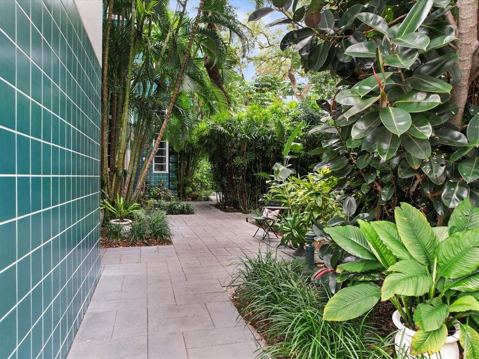 For Sale: $434,900 (2 beds, 2 baths, 1296 Square Feet)