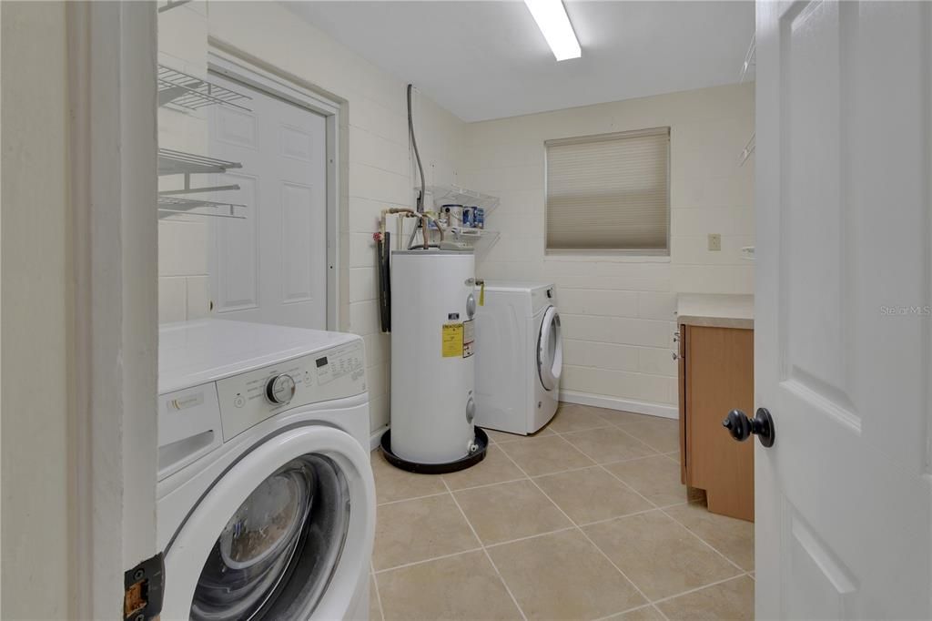For Sale: $249,900 (2 beds, 1 baths, 908 Square Feet)
