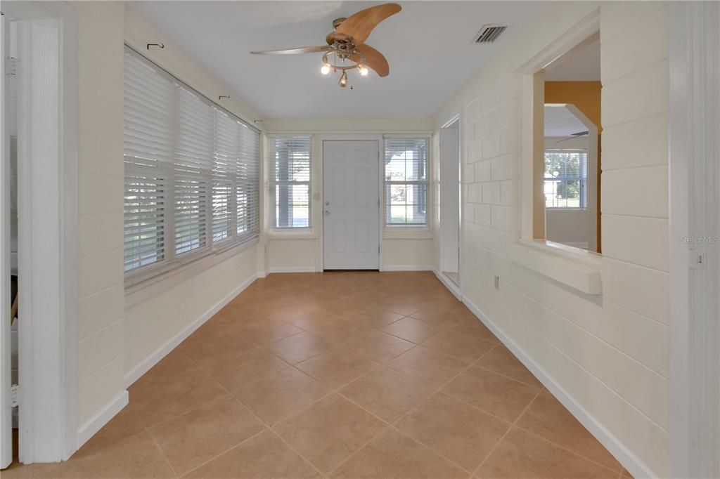 For Sale: $249,900 (2 beds, 1 baths, 908 Square Feet)