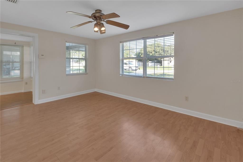 For Sale: $249,900 (2 beds, 1 baths, 908 Square Feet)