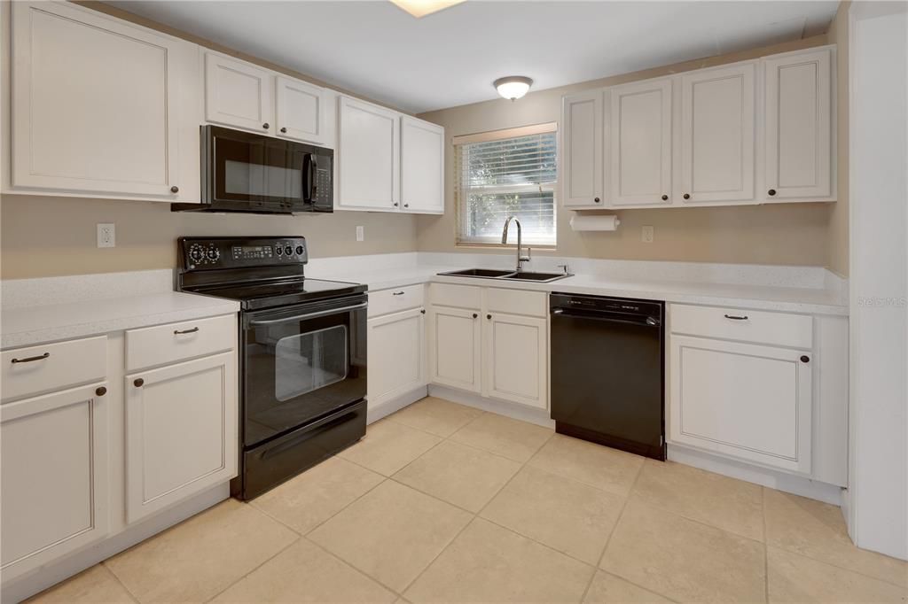 For Sale: $249,900 (2 beds, 1 baths, 908 Square Feet)