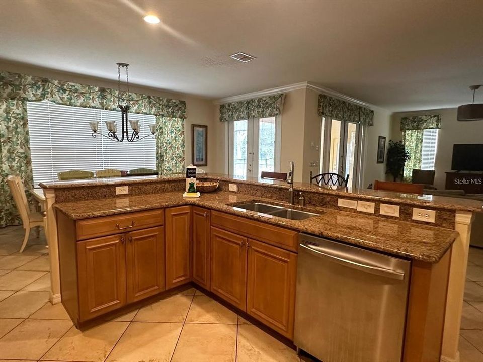 For Sale: $550,000 (6 beds, 5 baths, 3512 Square Feet)