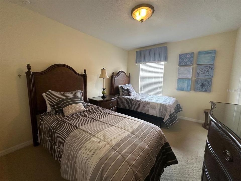 For Sale: $550,000 (6 beds, 5 baths, 3512 Square Feet)