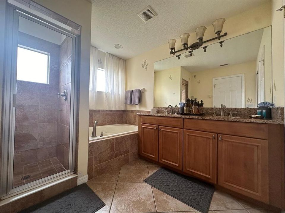 For Sale: $550,000 (6 beds, 5 baths, 3512 Square Feet)