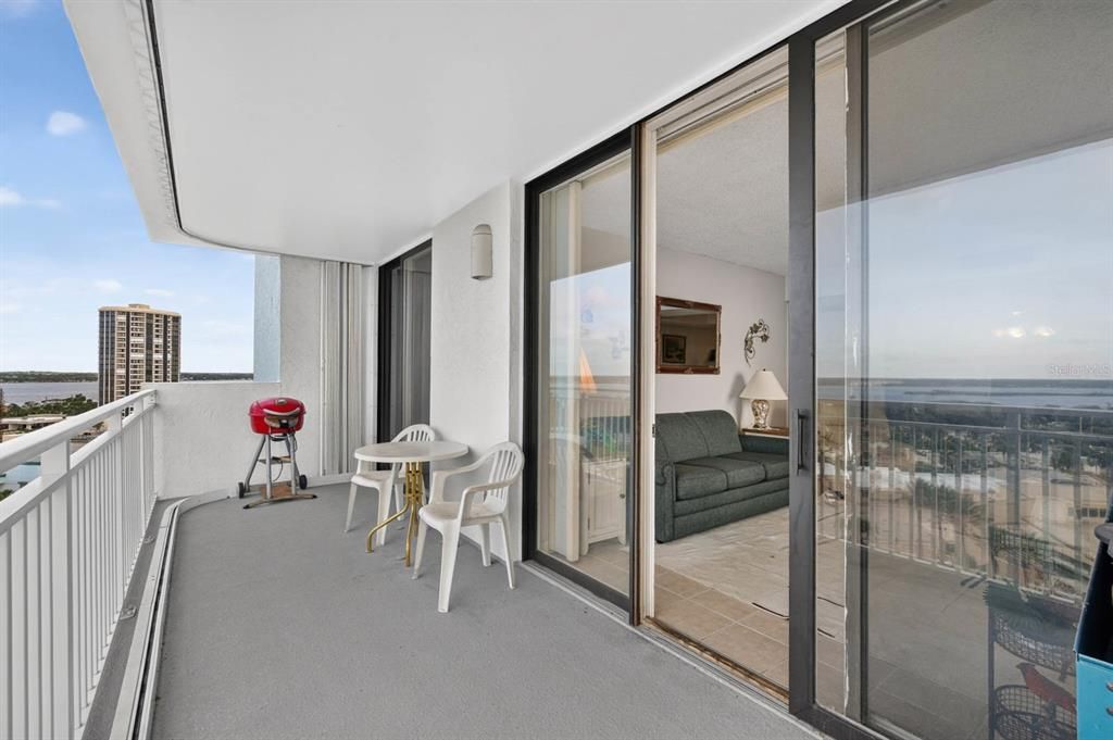 For Sale: $299,000 (2 beds, 2 baths, 1150 Square Feet)