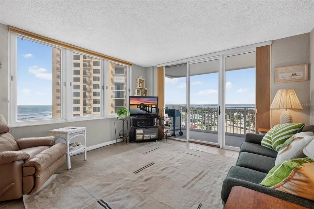 For Sale: $299,000 (2 beds, 2 baths, 1150 Square Feet)