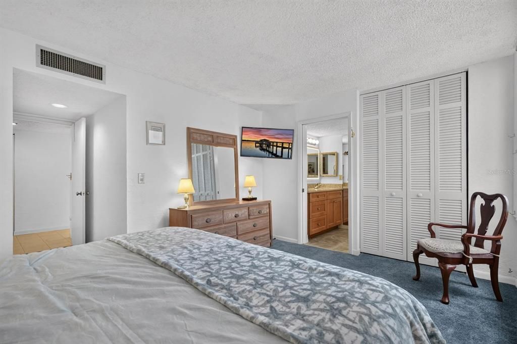 For Sale: $299,000 (2 beds, 2 baths, 1150 Square Feet)