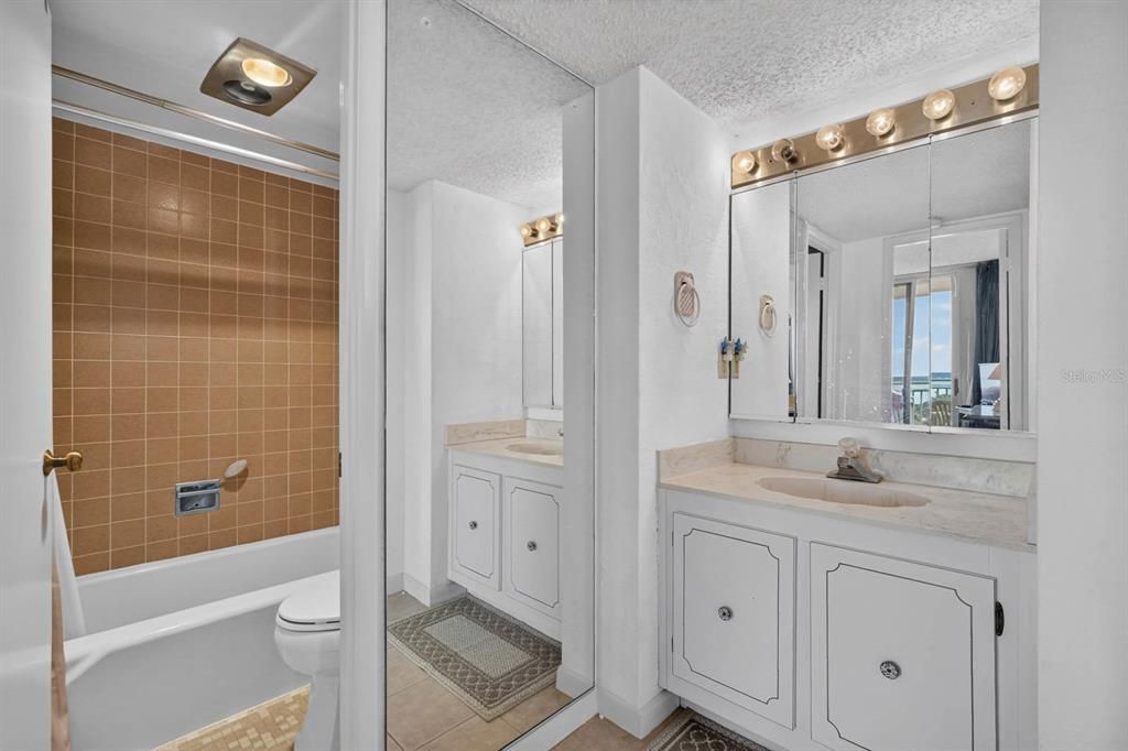 For Sale: $299,000 (2 beds, 2 baths, 1150 Square Feet)
