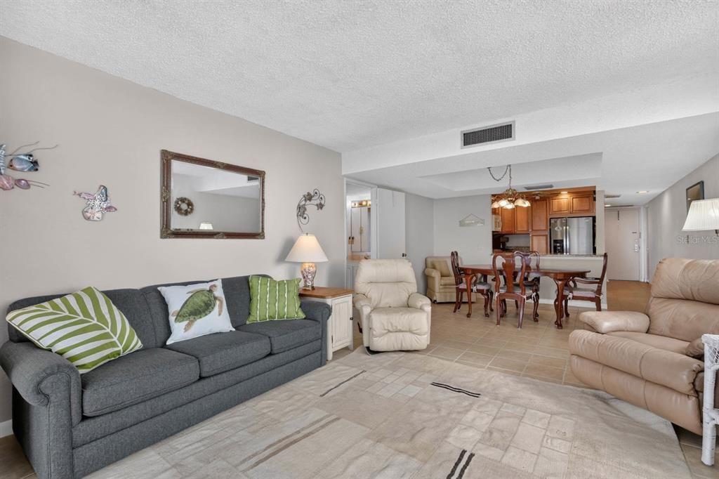 For Sale: $299,000 (2 beds, 2 baths, 1150 Square Feet)