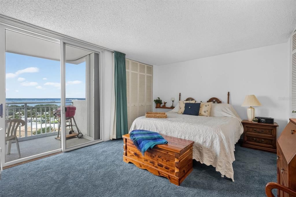 For Sale: $299,000 (2 beds, 2 baths, 1150 Square Feet)