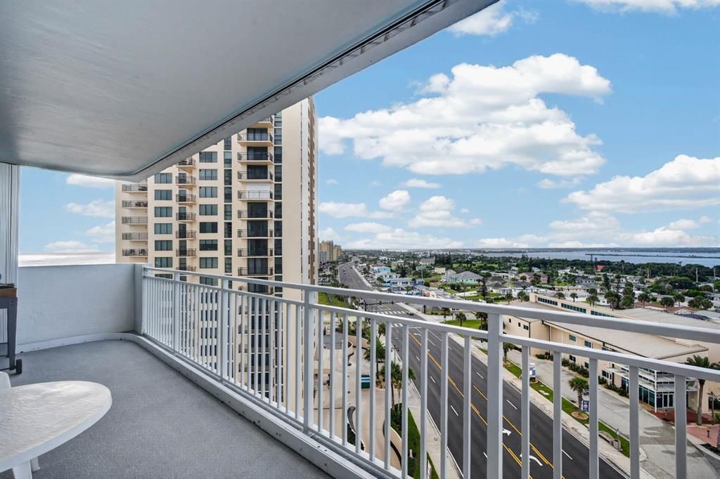 For Sale: $299,000 (2 beds, 2 baths, 1150 Square Feet)