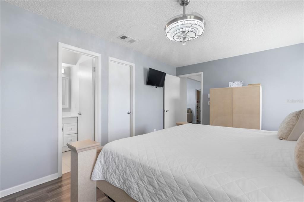 For Sale: $285,000 (3 beds, 2 baths, 1336 Square Feet)
