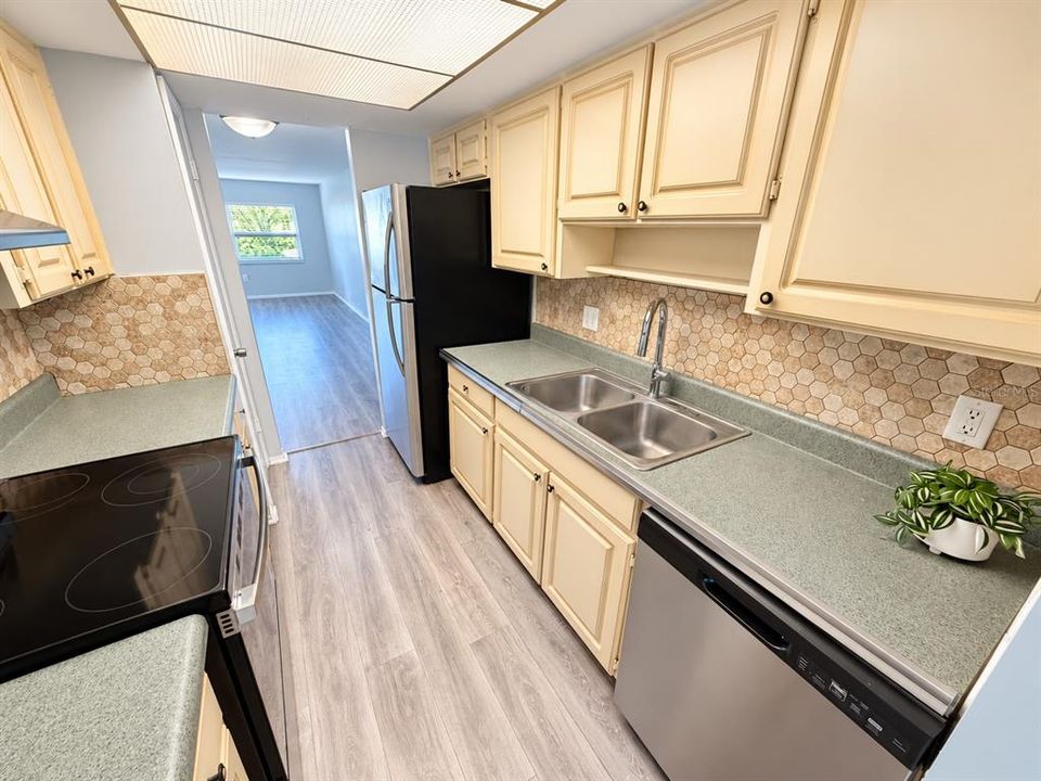 For Sale: $134,900 (2 beds, 1 baths, 1055 Square Feet)
