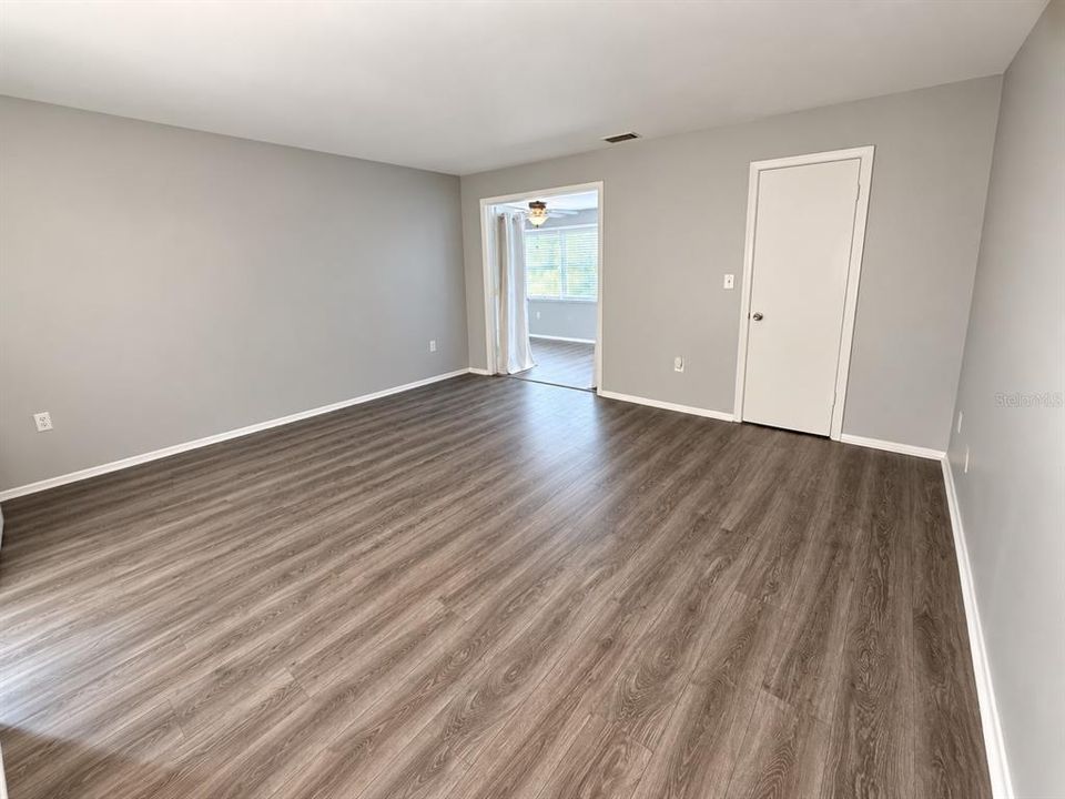 For Sale: $134,900 (2 beds, 1 baths, 1055 Square Feet)